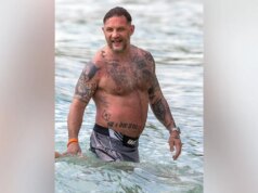 A estrela de ‘Peaky Blinders’, Tom Hardy, foi vista aproveitando um dia de praia em Barbados com a esposa durante as férias em família