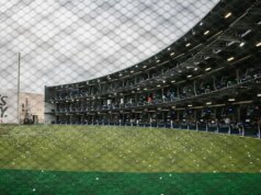 Vídeo viral mostra veículo dando um passeio no campo de golfe Topgolf em Charlotte
