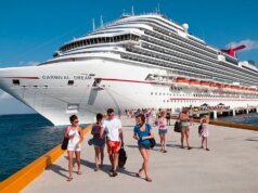 Passageiros de cruzeiro debatem churrasco versus frango e waffles com a estreia do novo menu de almoço grátis