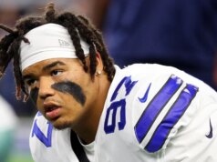 O ex-jogador dos Cowboys, Trysten Hill, parece sorrir após prisão ligada a suposta agressão a mulher grávida