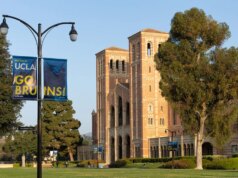 ASSISTA: O caos irrompe quando esquerdistas interrompem evento do grupo conservador na UCLA com advogado do DHS