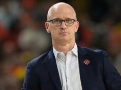 Dan Hurley, da UConn, ouve vaias após a vitória da Last 4 sobre Illinois