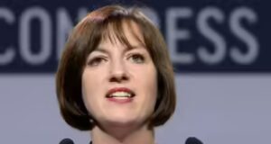 ‘Alguma forma de restrições para menores de 16 anos’: Ministra da Educação do Reino Unido, Olivia Bailey