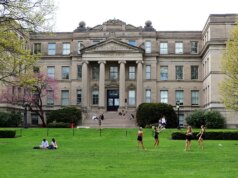 Vários estudantes da Universidade de Iowa ficaram feridos em tiroteio no centro da cidade após o início de uma briga perto do campus