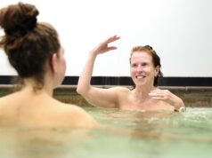 Nua e sem medo aos 73 anos, ela desafia ideias sobre mulheres idosas em um palco de Hollywood