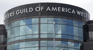 Sindicato dos funcionários da WGA diz que eles foram privados de cuidados de saúde em meio à greve