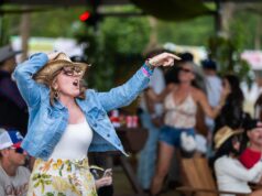 Ventos fortes fazem com que o Stagecoach seja brevemente adiado e os fãs evacuados