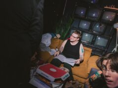 ‘Precisamos desesperadamente rir’: este competition de Los Angeles ajuda a comunidade trans a se curar por meio da comédia