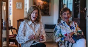 O ‘bebê do grupo’ tem 83 anos: como um clube do livro Pacific Palisades permanece inquebrável