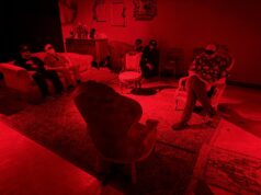 Esta peça de Los Angeles quer que você sinta a história visceralmente – mantendo você com os olhos vendados