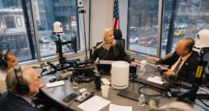 Ele period o verdadeiro senhorio do Marty Supreme. Agora ele é o rei do rádio de Nova York