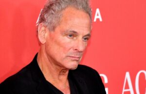 Lindsey Buckingham, ex-guitarrista do Fleetwood Mac, atacada por uma mulher em Santa Monica