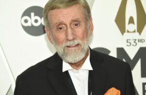 O astro nation Ray Stevens está se recuperando depois de quebrar o pescoço em uma queda