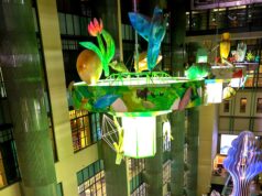 A biblioteca do centro de Los Angeles tem 100. Comemore percorrendo as estantes à noite neste pageant