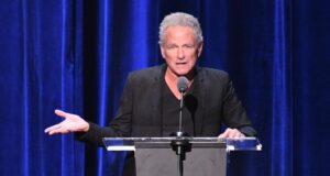 Mulher acusada de perseguir e atacar Lindsey Buckingham, do Fleetwood Mac, é presa