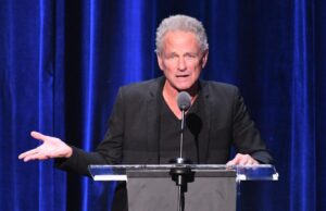 Mulher acusada de perseguir e atacar Lindsey Buckingham, do Fleetwood Mac, é presa