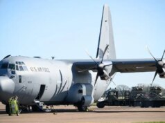 Homem sobe em avião militar dos EUA na Irlanda e ataca-o com machadinha: relatório