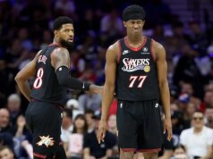 Torcedora foi perfurada com passe errado enquanto estava sentada ao lado da quadra ao telefone em um torneio play-in da NBA