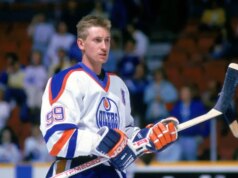 A camisa da remaining da Stanley Cup de 1988 de Wayne Gretzky foi vendida por US $ 2,8 milhões, estabelecendo um recorde de hóquei de todos os tempos