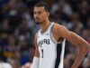 Victor Wembanyama, do Spurs, sai do jogo contra o 76ers com contusão nas costelas