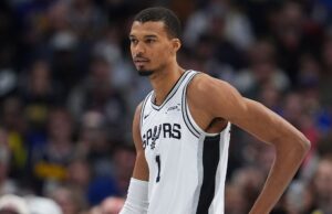 Victor Wembanyama, do Spurs, sai do jogo contra o 76ers com contusão nas costelas