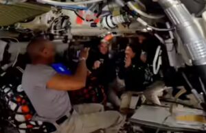 Onde estão os astronautas que vivem dentro da espaçonave Orion em sua missão à Lua