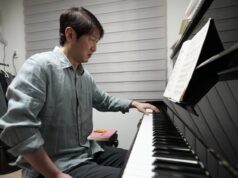 Após um derrame paralisante, um pianista sul-coreano se recria como um artista maneta