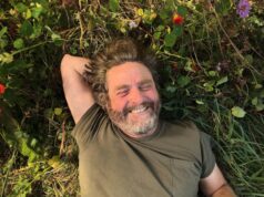 Zach Galifianakis traz humor à jardinagem na série da Netflix que estreia no Dia da Terra