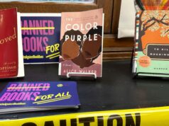 As proibições e tentativas de proibições de livros permanecem em níveis recordes, com ‘Vendido’ no topo da lista