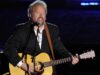 Don Schlitz, famoso compositor nation por trás de sucessos como ‘The Gambler’, morre aos 73 anos