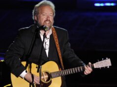 Don Schlitz, famoso compositor nation por trás de sucessos como ‘The Gambler’, morre aos 73 anos