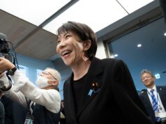 A primeira-ministra japonesa Takaichi emocionada com a visita do Deep Purple ao seu escritório