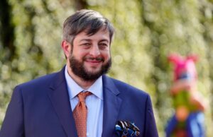O ator de ‘Bob’s Burgers’, Eugene Mirman, foi resgatado de um acidente de fogo pela turma do governador de New Hampshire