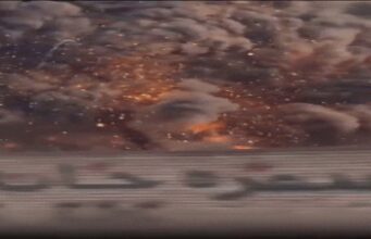 Onda de fogo e fumaça no céu: vídeo mostra as consequências do ataque dos EUA ao depósito de munição de Isfahan, no Irã