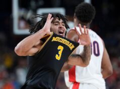 Michigan derrota o Arizona e enfrenta UConn no campeonato nacional