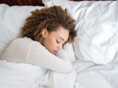 Dormir sem travesseiro pode trazer benefícios surpreendentes à saúde, sugere estudo