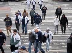 Torcedores dos Yankees brigam nas arquibancadas enquanto o time é derrotado pelos Angels em meio a uma derrapagem frustrante