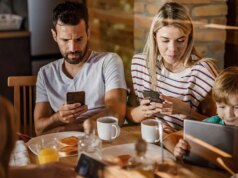 Os restaurantes proíbem os telefones dos clientes durante as refeições à medida que cresce a tendência de não rolagem: guarde-os ou então