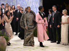 Por que as estrelas desprezaram o Met Gala 2026? Celebridades furiosas falam enquanto críticos protestam com garrafas de urina falsa