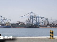 EUA atacam lanchas rápidas iranianas enquanto o Irã ataca instalações petrolíferas dos Emirados Árabes Unidos