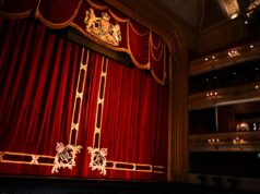 Cortinas para Charles: King emocionado com a inauguração da Royal Opera Home