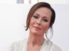 ‘Não tenho maconha para mijar agora… mas estou mais feliz do que já estive’: Amanda Mealing, estrela do Casualty, atribui o acidente causado pela cocaína ao amargo divórcio de seu marido há três décadas