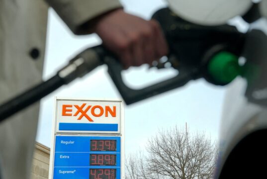 Lucros da Exxon Mobil e da Chevron caem enquanto a guerra no Irã interrompe os embarques de petróleo