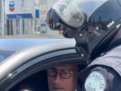 Dwayne ‘The Rock’ Johnson parece taciturno ao ser parado pela polícia após a chamativa cerimônia da Calçada da Fama de Hollywood
