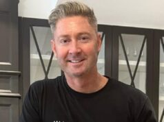 Michael Clarke revela enorme ferimento no nariz após tratamento contra câncer de pele