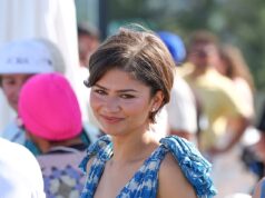 A ‘recém-casada’ Zendaya usa vestido profundo e aliança de casamento para apoiar o ‘marido’ Tom Holland antes de massageá-lo na partida de padel enquanto ele revela que eles adoram fazer crochê juntos à noite para relaxar