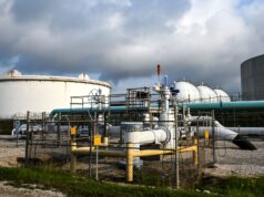 Preços do petróleo caem enquanto Trump interrompe esforço de escolta de Hormuz
