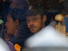 Harry Kinds janta sozinho e é visto pela primeira vez desde que ficou noivo de Zoe Kravitz
