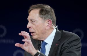 O Irã está em “processo de piscar” sobre o Estreito de Ormuz, diz Petraeus