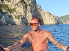 David Beckham, 51, mostra seu físico esculpido em minúsculas sungas enquanto a esposa Victoria escreve uma homenagem de aniversário escrevendo ‘Você é nosso mundo, nosso tudo’